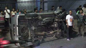Minibus Terguling, Supir dan Penumpang Terjebak