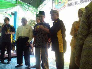 Wali Kota Bekasi Serahkan 500 Kartu Sehat Berbasis NIK