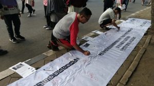 Aksi Tanda Tangan Sebagai Dukungan Untuk korban Pembakaran Hidup-Hidup di Bekasi