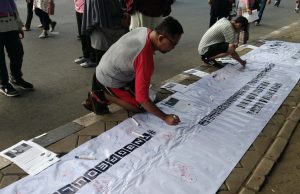 Aksi Tanda Tangan Sebagai Dukungan Untuk korban Pembakaran Hidup-Hidup di Bekasi
