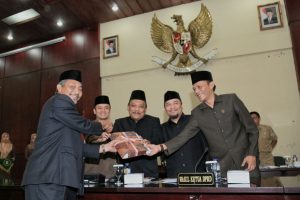 Wakil Wali Kota Bekasi Serahkan KUA PPAS Tahun Terakhir