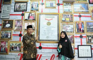 Syaikhu Apresiasi Pasangan Muda Pengusaha Batik Trusmi Cirebon