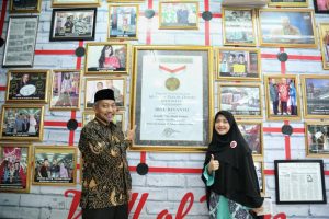 Syaikhu Apresiasi Pasangan Muda Pengusaha Batik Trusmi Cirebon 