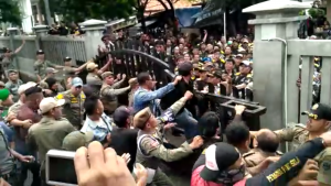 Ormas GMBI Bentrok, 3 Mobil Rusak dan 4 Satpol PP Terluka