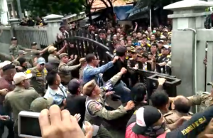 Ormas GMBI Bentrok, 3 Mobil Rusak dan 4 Satpol PP Terluka