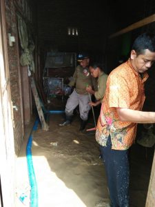 Kampung Halaman Kebanjiran, Syaikhu Bersihkan Lumpur Rumah Warga