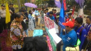 Mahasiswa Demo Tolak Anggaran Pakaian Dinas Bupati Bekasi
