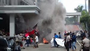 Demo Korban Penggusuran di Gedung DPRD Ricuh, Satpol PP dan Massa Baku Hantam