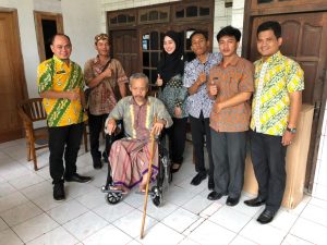 Kelurahan Cikiwul dan BAZNAS Salurkan Kursi Roda