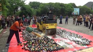 Tim Gabungan Kota Bekasi, memusnahkan 1500 Miras Ilegal