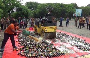 Tim Gabungan Kota Bekasi, memusnahkan 1500 Miras Ilegal