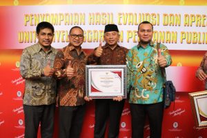 DPMPTSP Kota Bekasi mendapatkan penghargaan Pelayanan Publik dari Kemenpan RB RI