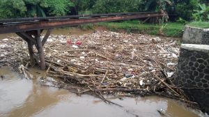 Sumbatan Sampah di Bendung Koja Ancam Rumah Penduduk di Jatiasih