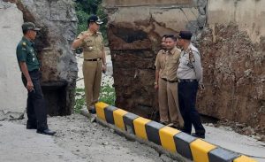 Jalan di Jembatan Cipamingkis Cibarusah Longsor