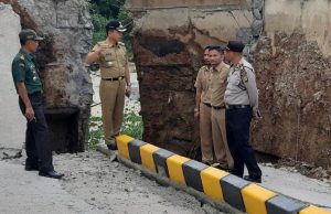Jalan di Jembatan Cipamingkis Cibarusah Longsor