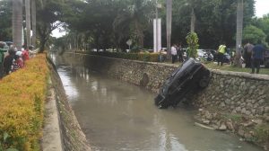 Mobil Terjung ke Kali di Harapan Indah