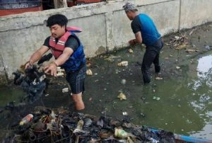Dinas LH Cuek Sampah di Situ Rawagede, Sejumlah Pemuda Turun Tangan