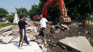 Jalan Amblas di Jembatan Cipamingkis Mulai Diperbaiki