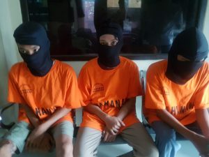 FOTO: ABG Tanggung Siapkan Celurit untuk Tawuran