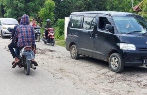 Pemkab Bekasi Disumpahin Jika Tak Segera Perbaiki Jalan di Babelan