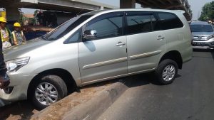 Hindari Sepeda Motor Menyalip, Mobil Tubruk Pagar Tol Becakayu