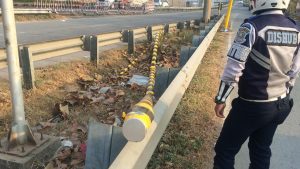 Baru Sehari Dipasang, Portal Truk Kalimalang Roboh Dihantam Kontainer