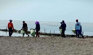 Tumpahan Minyak Pertamina Cemari Laut Muara Gembong