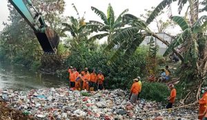 Usai Viral, 60 Ton Sampah Diangkat dari Kali Jambe Tambun