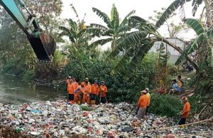 Usai Viral, 60 Ton Sampah Diangkat dari Kali Jambe Tambun