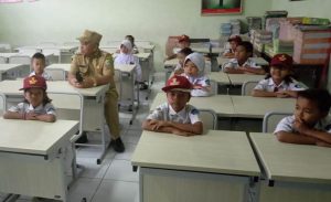 Siswa SD Pekayon 3 Lesehan: Viral Dulu, Datang Bangku Kemudian