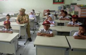 Siswa SD Pekayon 3 Lesehan: Viral Dulu, Datang Bangku Kemudian