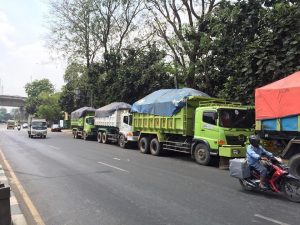 Dishub Bekasi Tertibkan Truk Tanah Masuk Jalan Perjuangan