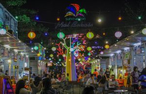 Sensasi Makan Burger Pakai Nasi di Downtown Walk Festival Summarecon Bekasi