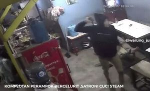 Perampok Bercelurit Satroni Cuci Steam Nyaris Duel dengan Korban