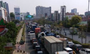 Demo Ormas dan Evakuasi Kontainer Sebabkan Kemacetan Parah di Bekasi
