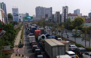 Demo Ormas dan Evakuasi Kontainer Sebabkan Kemacetan Parah di Bekasi