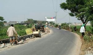 Dump Truk Terguling di Babelan