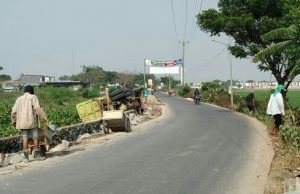 Dump Truk Terguling di Babelan