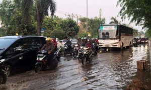 Pipa PDAM Bocor, Jalan Chairil Anwar Bekasi Timur Banjir