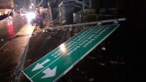Puting Beliung Melanda Jalan Agus Salim, Pohon Tumbang Hingga Atap Rumah Terbang