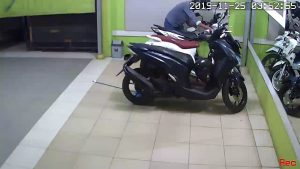 Pencuri Beraksi di Rumah Pak RT Terekam CCTV