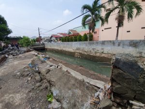 Penanganan Tanggul Jebol di Jatiasih: Ditutup Karung Isi Pasir