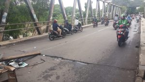 Jembatan Patal Bergeser Akibat Terjangan Arus Deras Kali Bekasi
