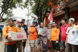 Ahmad Syaikhu Berikan Bantuan ke Korban Banjir di Kabupaten Bekasi