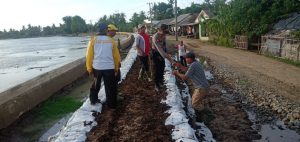 Dua Titik Tanggul Kali Citarum di Muara Gembong Retak dan Amblas
