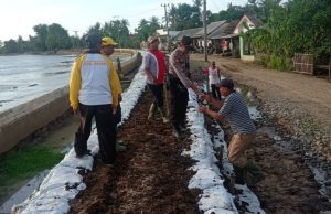 Dua Titik Tanggul Kali Citarum di Muara Gembong Retak dan Amblas