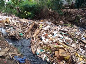 Tumpukan Sampah Memanjang 100 Meter di Kali Jambe Tambun