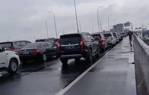 Ada Banjir di Jatinegara, Pengguna Tol Becakayu Putar Balik