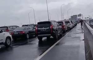 Ada Banjir di Jatinegara, Pengguna Tol Becakayu Putar Balik
