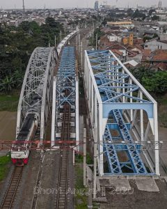 Berita FOTO: Jembatan Rel Kereta Api di Kali Bekasi